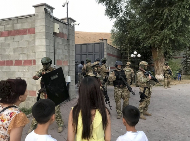 Начался очередной штурм резиденции Алмазбека Атамбаева