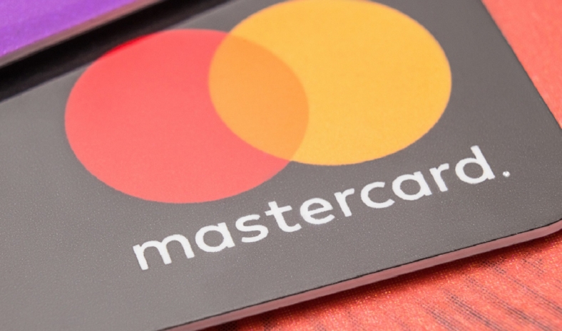 Visa и Mastercard приостановили деятельность в России