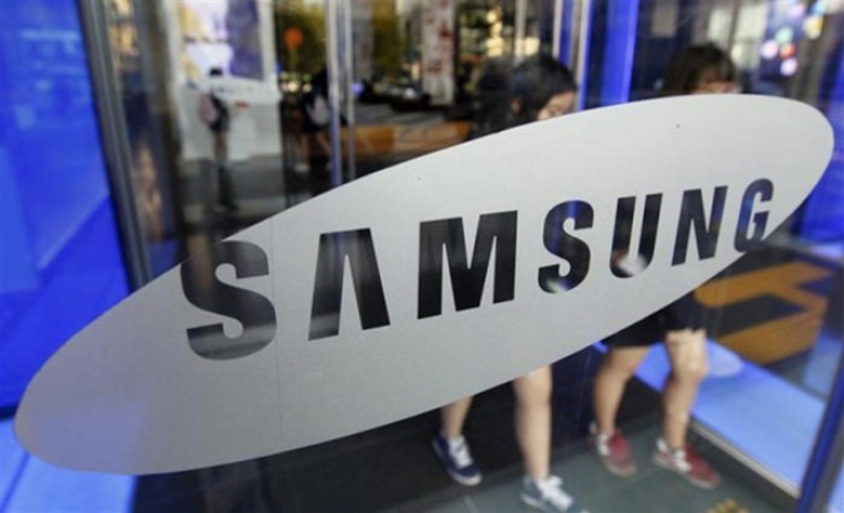 Samsung выпускает первый в мире изогнутый монитор