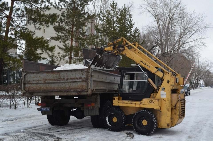 Акимат Алматы: больше семи тысяч тонн смеси использовали коммунальные службы