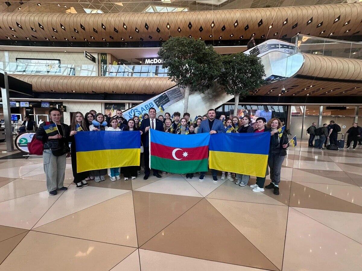 В Азербайджан прибыла новая группа украинских детей на реабилитацию