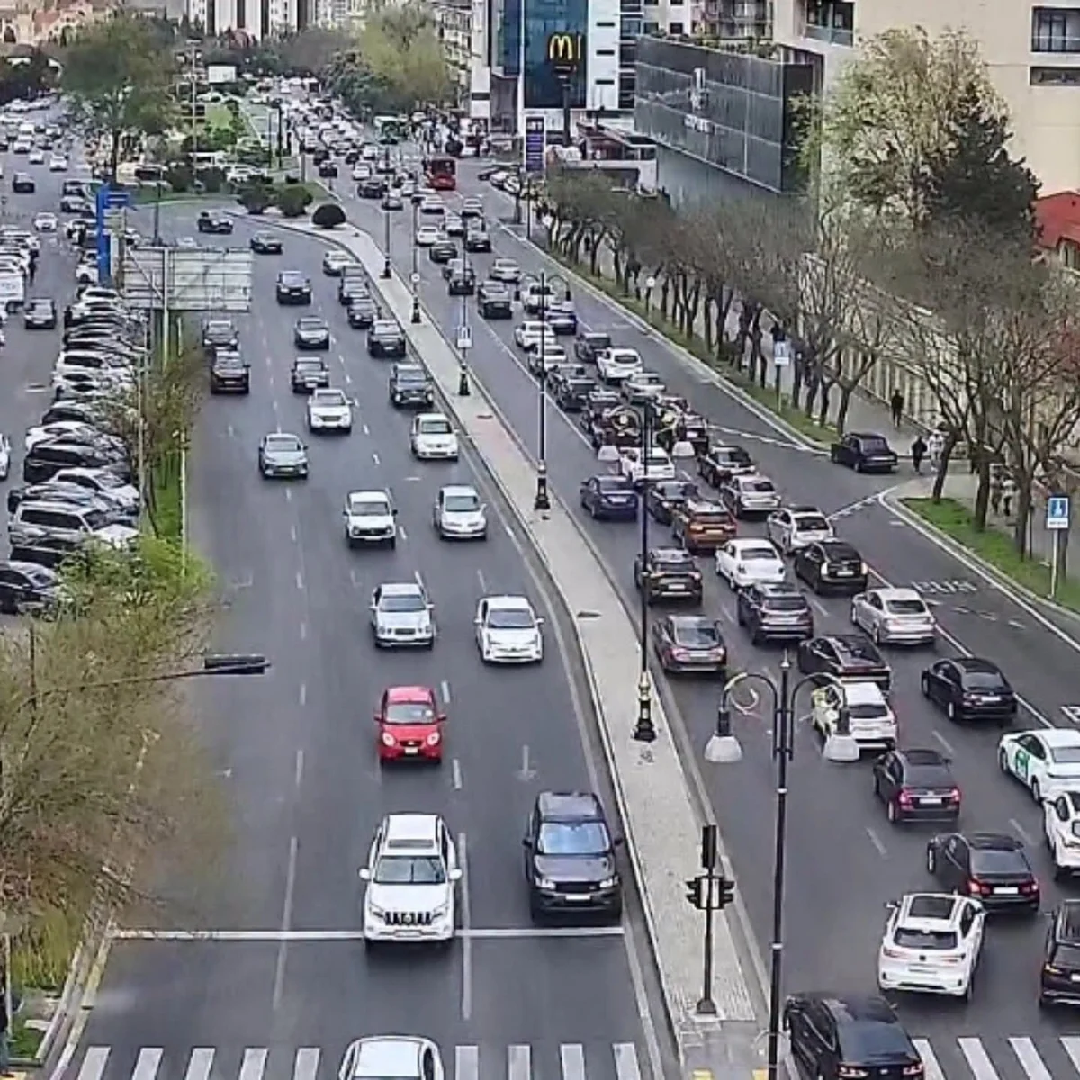 В Баку на ряде дорог затруднено движение транспорта