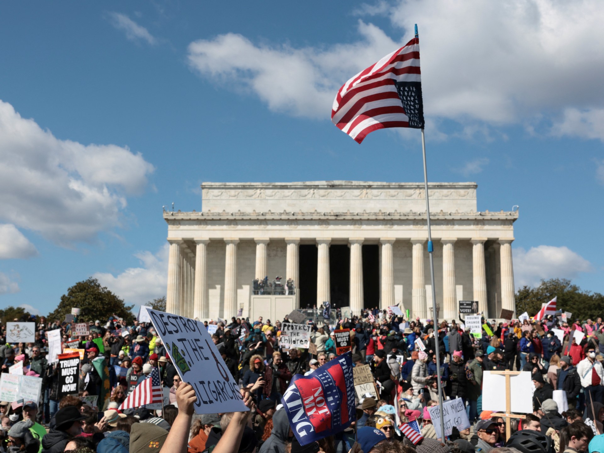 Протесты 'No Kings' охватили США: внимание на Миннесоту