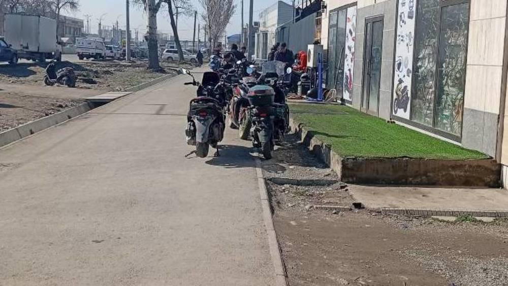 Водителей мопедов и скутеров будут штрафовать за езду по тротуарам (видео)