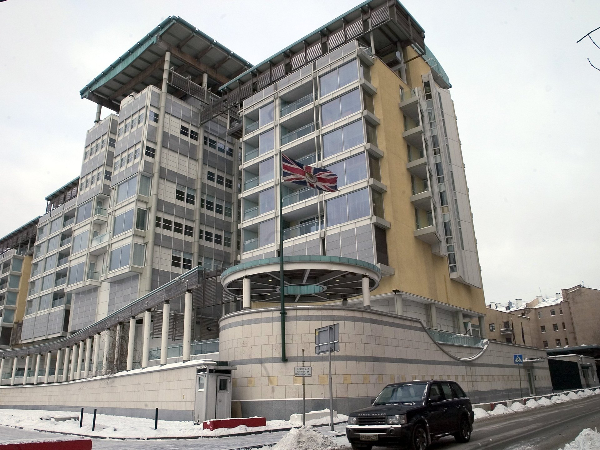 Россия выдворяет британского дипломата, Великобритания отвергает обвинения в шпионаже