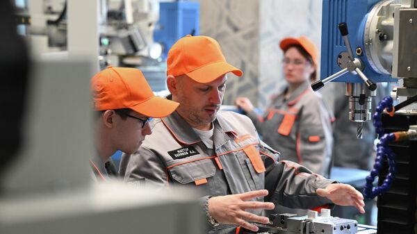 Узбекистан расширит географию внешней трудовой миграции и масштабы обучения профессиям