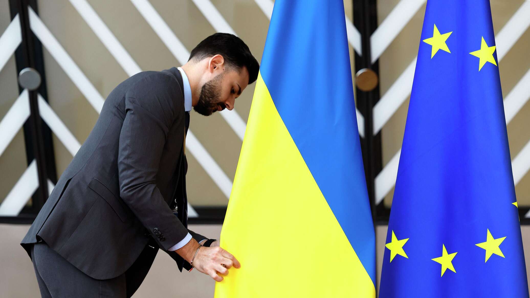 Главы МИД Венгрии не будет на встрече ЕС по кредиту для Украины - СМИ