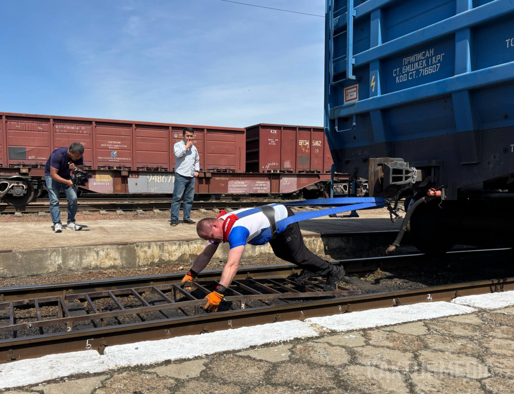 Новый рекорд! Кыргызстанец сдвинул восемь полувагонов весом 189,6 тонны (видео)