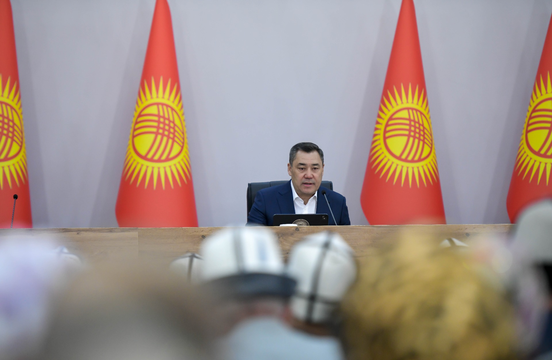 По поручению президента КР местные власти два месяца будут встречаться с народом