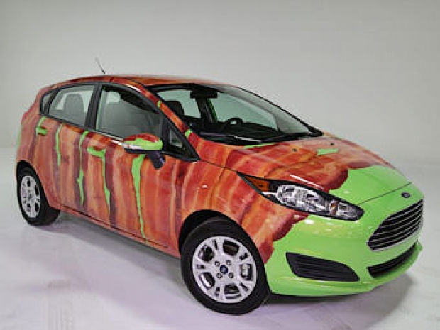 Ford предложил обернуть «Фиесту» беконом. Фото