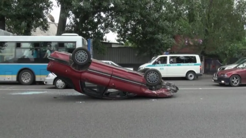Пьяный водитель попал в аварию, уснув со стаканом в руке. Фото