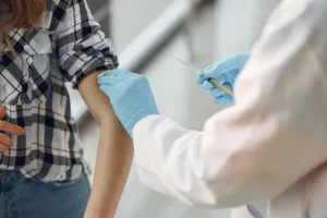 Шесть участников испытаний вакцины Pfizer умерли в США