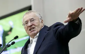 Сбривать усы и бороды и закрыть границу с Украиной призвал Жириновский