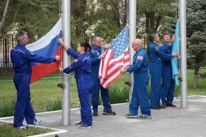 Над Байконуром подняли флаги стран-участников очередного полетаЭксклюзив