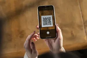 Сулейменов объяснил задержку единого QR-кода у банков