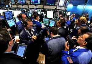 Биржи США снижаются на слабой внутренней корпоративной и макростатистике