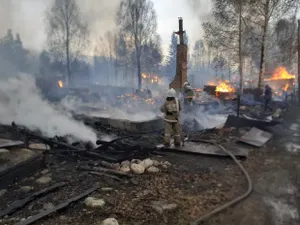 Лесной пожар перекинулся на жилые дома в ВКО