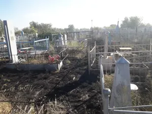 В ВКО степной пожар перекинулся на кладбище
