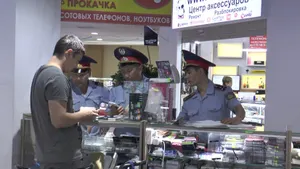 Полицейские в Алматы проверяют точки продаж сотовых телефонов