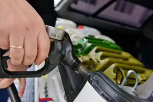 Бензин марки АИ-92 подорожал за год на 15%