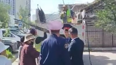 Жильцы дома на ул. Суюмбаева жалуются на снос забора, в мэрии заявили о его незаконности