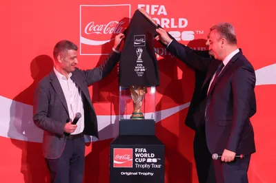 Сотни фанатов увидели Кубок ЧМ по футболу FIFA в Алматы