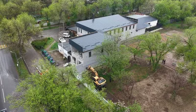 Двухэтажную пристройку к кафе снесли в Алматы